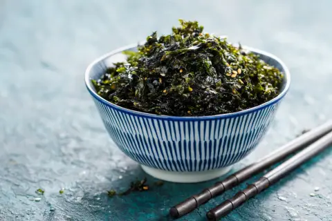 Ciotola di alga nori croccante, condita con semi di sesamo. Perfetta per accompagnare riso o come snack. Ecco alga nori come usarla!